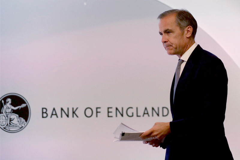 © Reuters. The Governor of the Bank of England Mark Carney arrives to deliver the Financial Stability Report at the Bank of England in the City of London