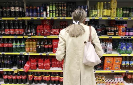 © Reuters. Milano, al supermarket