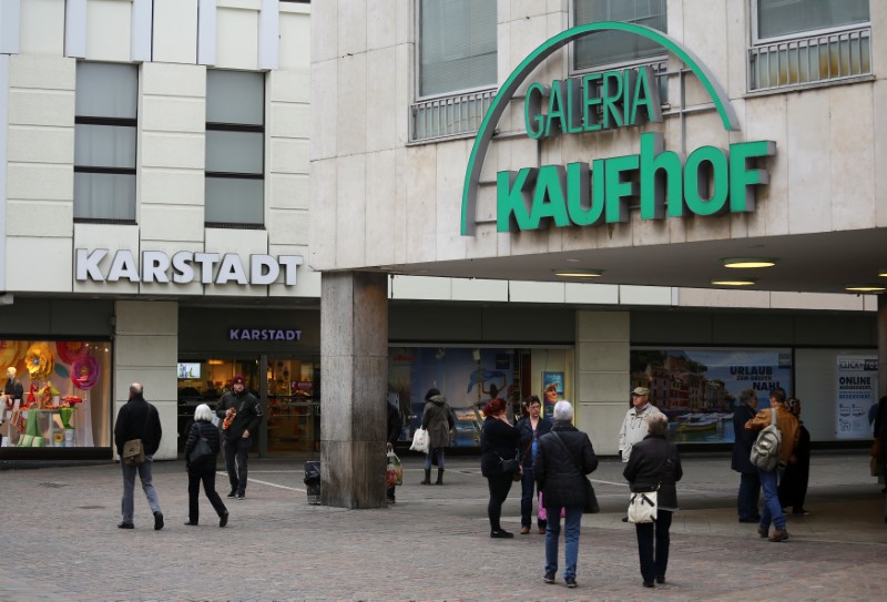 © Reuters. FILE PHOTO: Shop-windows of German department stores "Karstadt" and "Kaufhof" in Trier