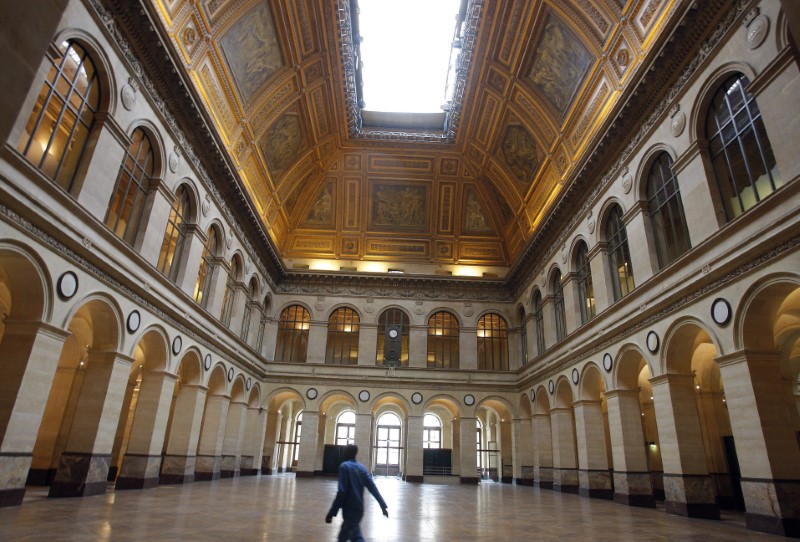 © Reuters. LES BOURSES EUROPÉENNES ÉVOLUENT EN BAISSE À MI-SÉANCE