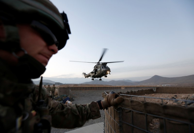 © Reuters. Helicóptero militar britânico em Cabul, no Afeganistão