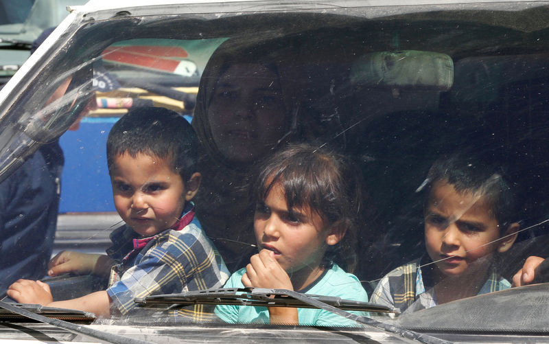 © Reuters. مئات النازحين السوريين في لبنان يبدأون العودة إلى سوريا