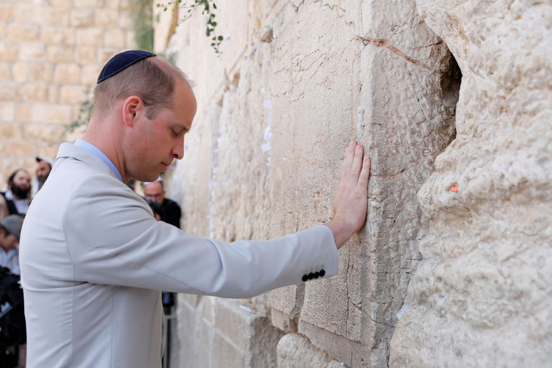 © Reuters. Príncipe William no Muro das Lamentações, em Jerusalém