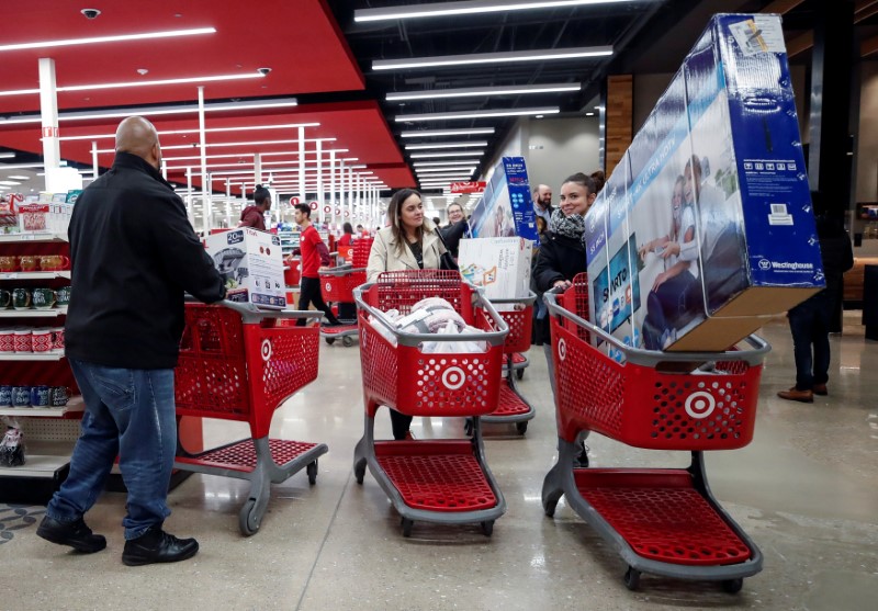 © Reuters. FILE PHOTO: Customers push their shopping carts inside Target in Chicago