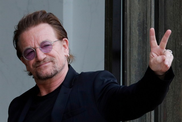 © Reuters. FILE PHOTO: Singer Bono of Irish band U2 and co-founder of ONE organization waves as he arrives at the Elysee Palace in Paris