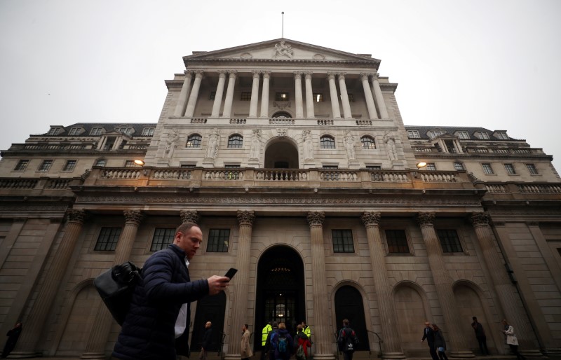 © Reuters. Homem passa por sede do Banco da Inglaterra, em Londres