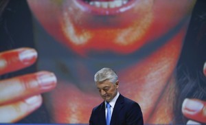 © Reuters. FILE PHOTO: ThyssenKrupp CEO Hiesinger stands in front of a large video screen at the company's annual shareholders meeting in Bochum