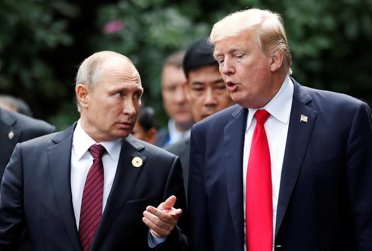 © Reuters. U.S. President Donald Trump and Russia's President Vladimir Putin talk during the family photo session at the APEC Summit in Danang, Vietnam