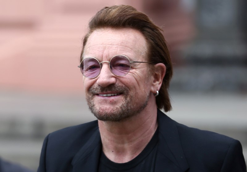 © Reuters. Cantor Bono em Buenos Aires, Argentina