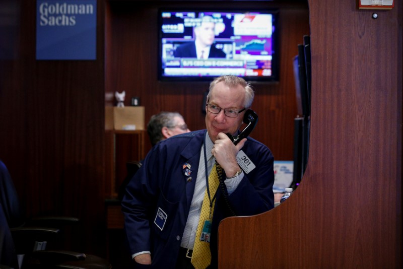 © Reuters. Traders work on the floor of the NYSE in New York