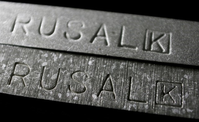 © Reuters. FILE PHOTO: Aluminium ingots which were made at the Rusal Krasnoyarsk aluminium smelter are seen in this illustration