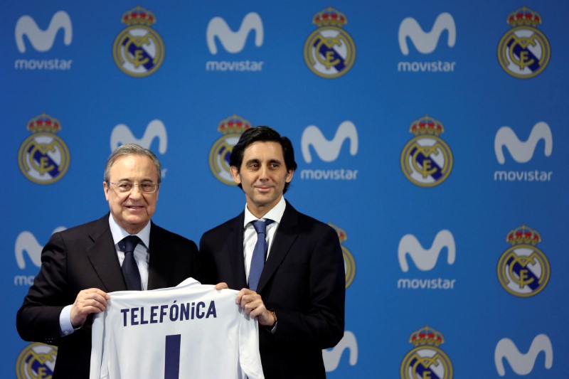 © Reuters. Telefónica se asegura todo el fútbol hasta 2021 tras invertir 1.080 millones en Champions