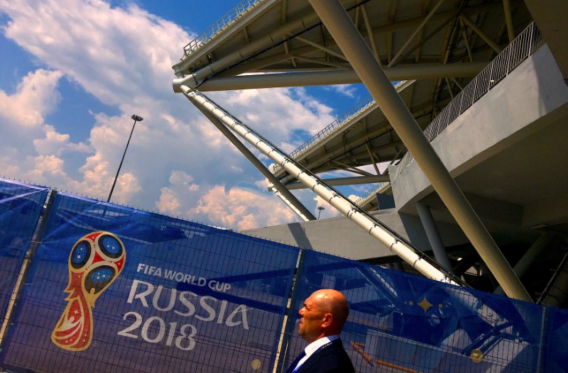 © Reuters. Segurança em frente a cartaz da Copa do Mundo em Samara, na Rússia