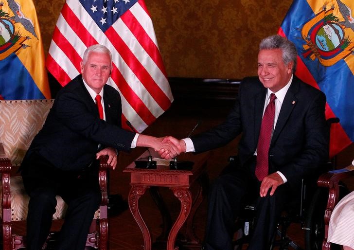 © Reuters. Mike Pence cumprimenta Moreno em Quito