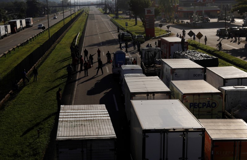 © Reuters. Caminhoneiros bloqueian rodovia no Rio de Janeiro, Brasil