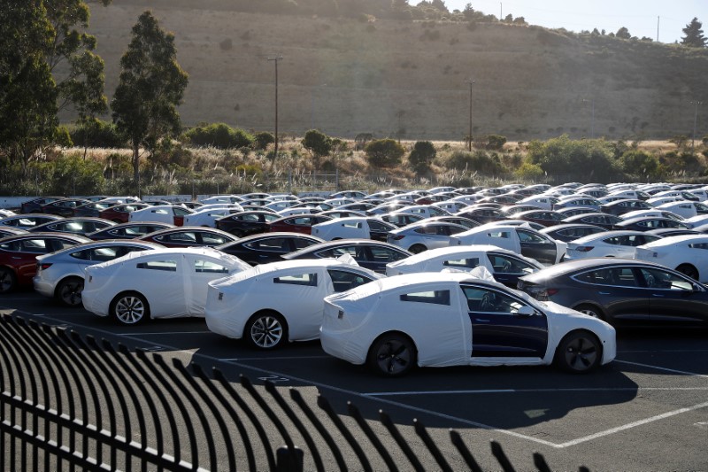 © Reuters. A parking lot of predominantly new Tesla Model 3 electric vehicles is seen in Richmond, California