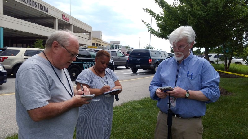 © Reuters. Jornalistas fazem notas enquanto a polícia responde ao chamado para um atirador ativo na redação do Capital Gazette em Annapolis, Maryland, EUA