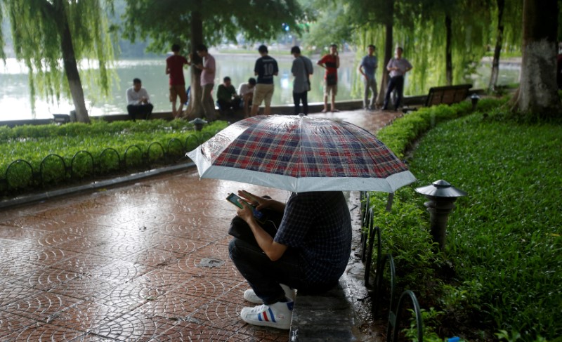 © Reuters. Pessoas jogam "Pokemon Go" em Hanoi, Vietnã