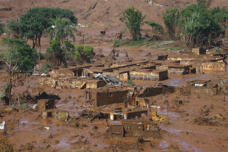 © Reuters. Distrito de Bento Rodrigues coberto de lama após colapso de barragem da Samarco, em Mariana