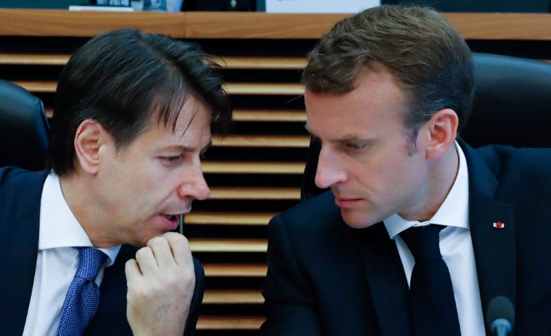 © Reuters. Premiê italiano Conte conversa com presidente francês Macron em Bruxelas