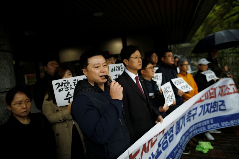 © Reuters. Jo Jang-hee speaks during a news conference in front of a prosecutor's office in Seoul