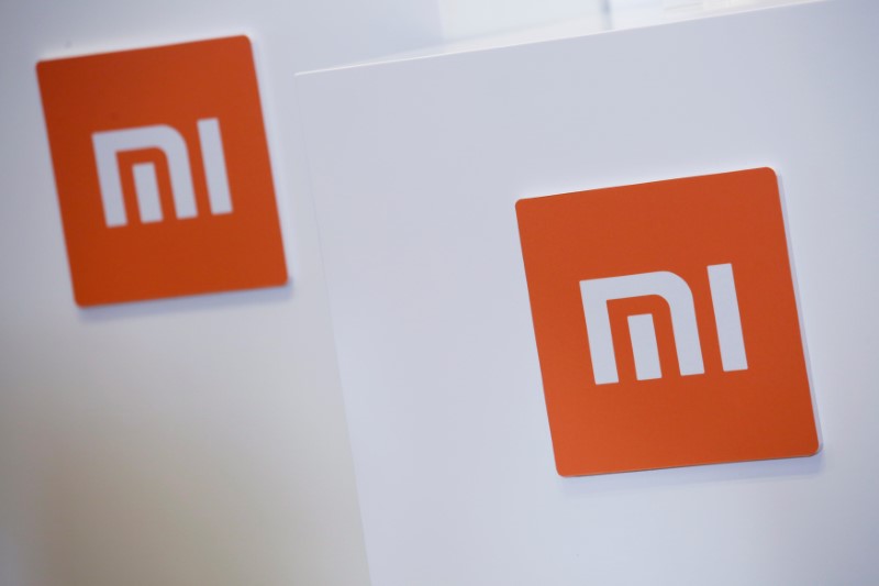© Reuters. FILE PHOTO: Xiaomi logos are displayed during a news conference in Hong Kong