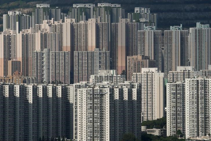 © Reuters. FILE PHOTO: Public and private housing blocks are seen in Hong Kong