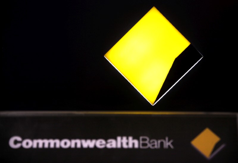 © Reuters. FILE PHOTO: A Commonwealth Bank logo adorns an Automatic Tellar Machine located in Sydney, Australia