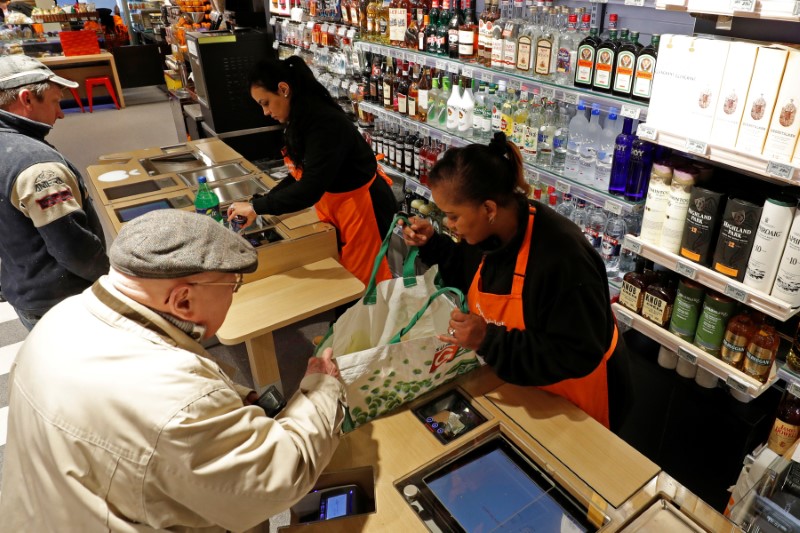 © Reuters. LA CONSOMMATION DES MÉNAGES REBONDIT EN MAI