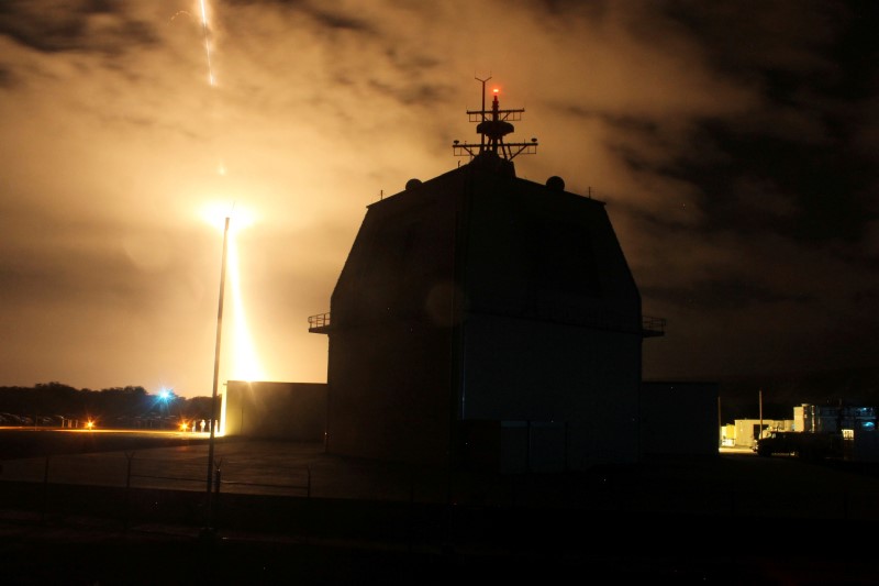 © Reuters. FILE PHOTO  :  Intercept flight test of a land-based Aegis Ballistic Missile in Kauai, Hawaii