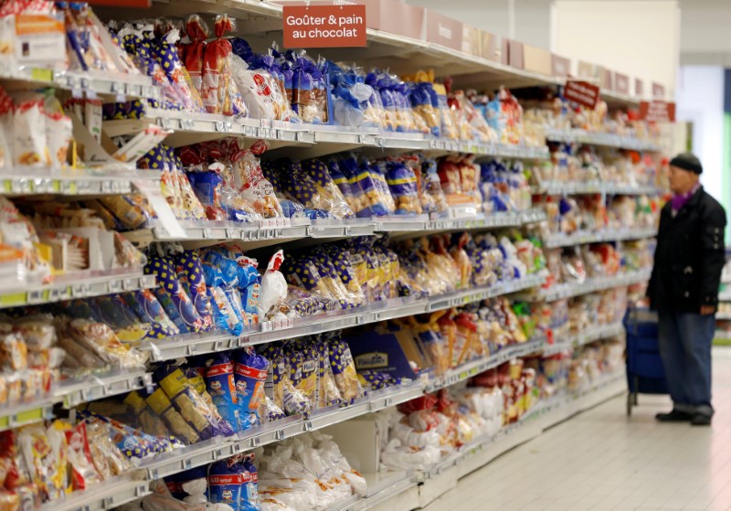 © Reuters. FILE PHOTO -  A man looks at children's snacks displayed on shelves as he shops at a Carrefour Hypermarket store in Montreuil, near Paris