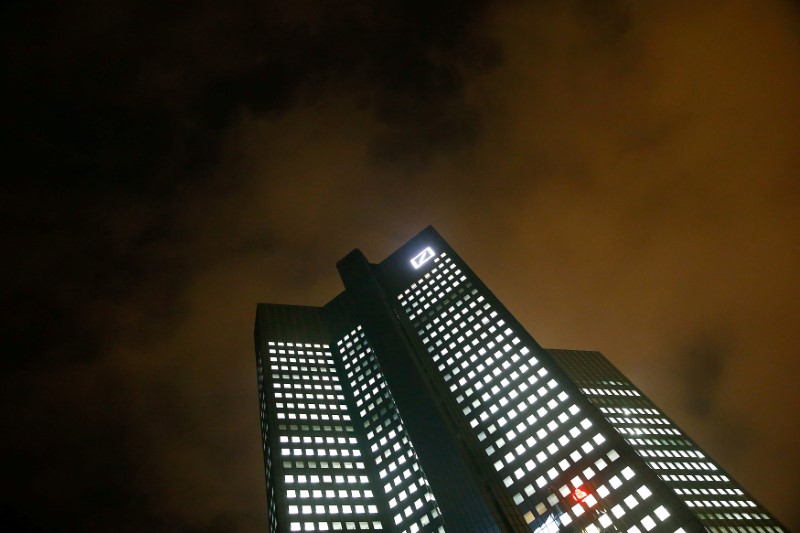 © Reuters. FILE PHOTO: The Deutsche Bank headquarters are seen in Frankfurt