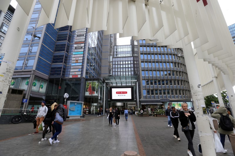 © Reuters. FILE PHOTO: People gather next to the Oslo City shopping center in Oslo