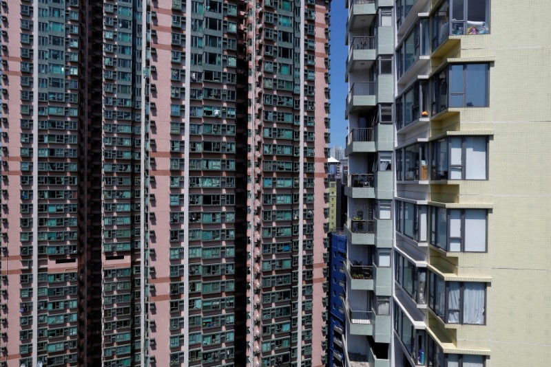 © Reuters. FILE PHOTO - Luxury private housing blocks are seen in Hong Kong