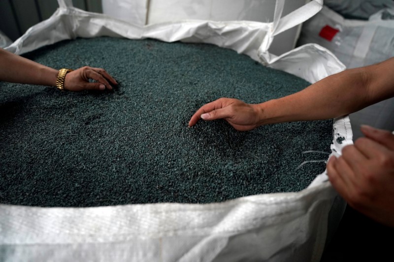 © Reuters. FILE PHOTO: Plastic scrap is seen at Taicang Jinhui Recycling Co., in Taicang