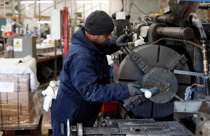 © Reuters. Funcionário trabalha em fábrica na Escócia, Reino Unido