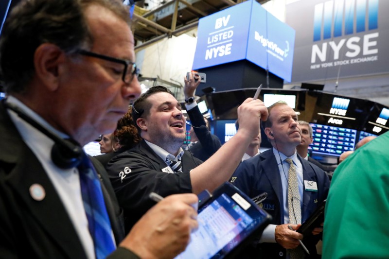 © Reuters. Traders work on the floor of the NYSE in New York