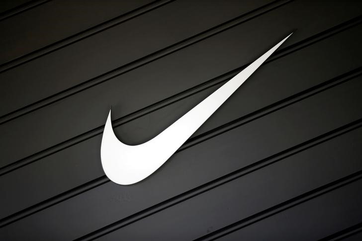 © Reuters. FILE PHOTO:  Nike (NKE)'s logo is seen in Los Angeles