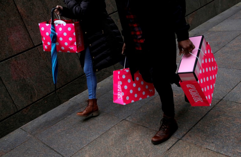 © Reuters. FILE PHOTO: People walk with shopping bags in Manhattan, New York City
