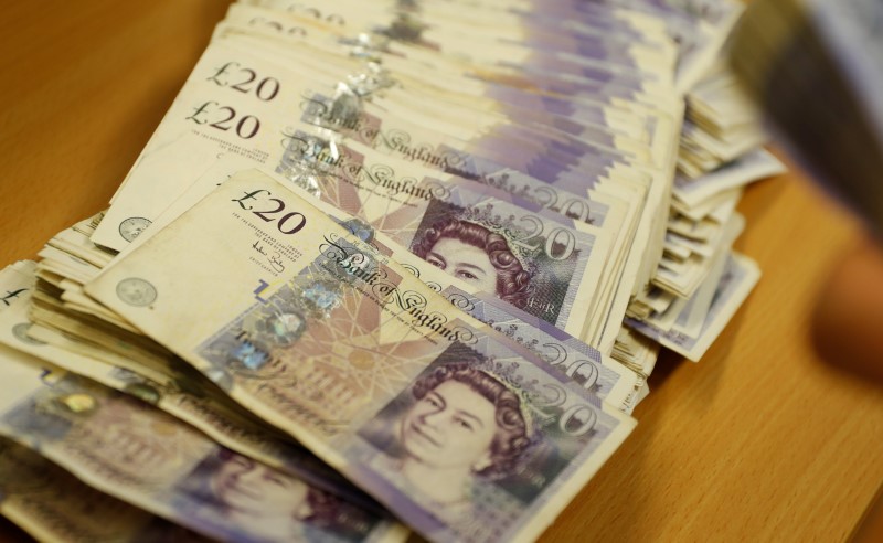 © Reuters. British Pound Sterling banknotes are seen at the Money Service Austria company's headquarters in Vienna