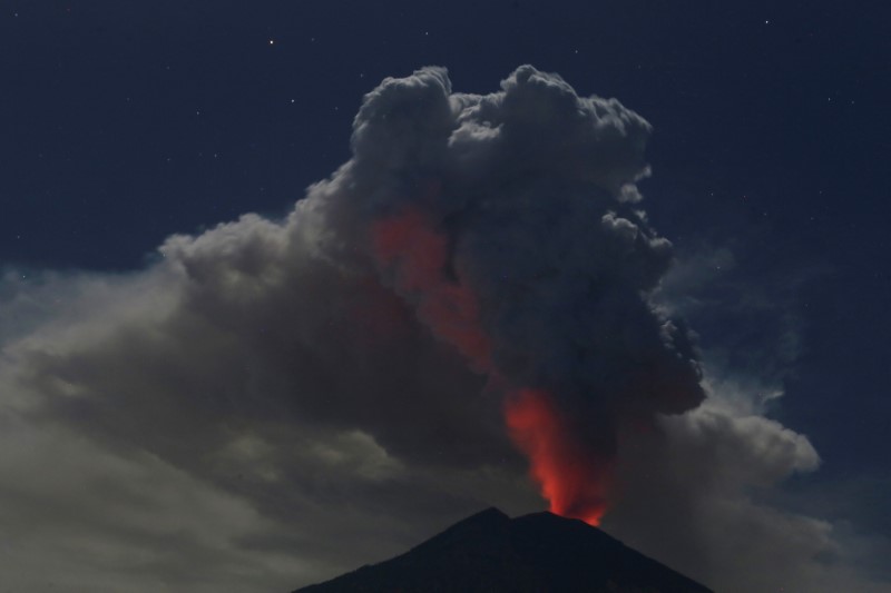 © Reuters. Vulcão em erupção no monte Agung, em Bali, na Indonésia