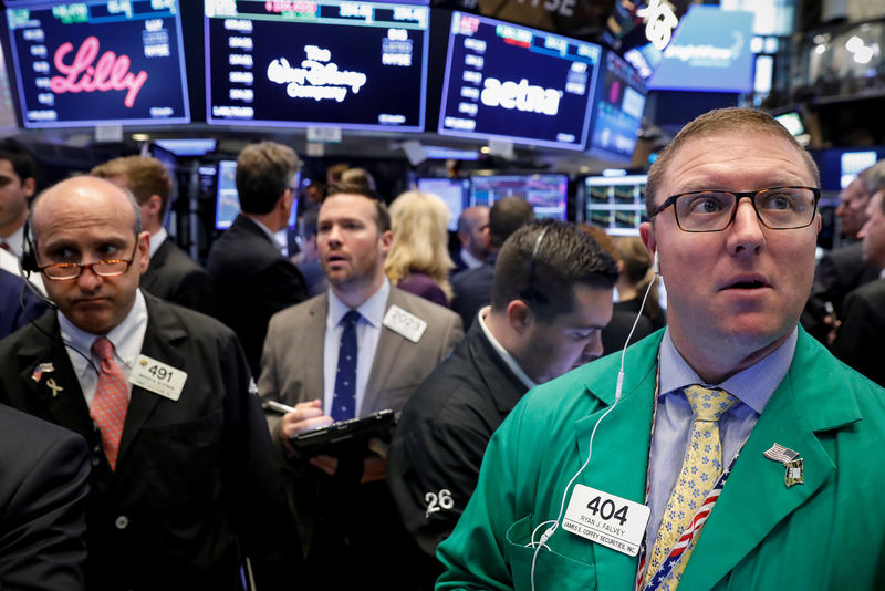 © Reuters. Traders work on the floor of the NYSE in New York