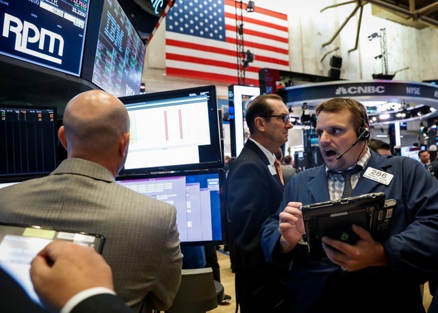 © Reuters. Traders work on the floor of the NYSE in New York