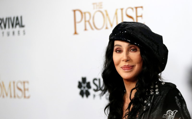 © Reuters. Cher posa para fotos em Los Angeles