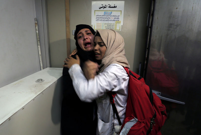 © Reuters. مسعفون: القوات الإسرائيلية تقتل فلسطينيين اثنين في احتجاجات على حدود غزة