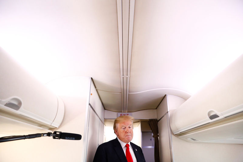 © Reuters. U.S. President Donald Trump speaks to the press aboard Air Force One en route to Bedminster, New Jersey, from Joint Base Andrews