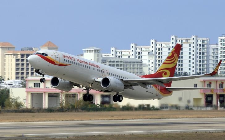 © Reuters. Avião da Hainan Airlines deixa Aeroporto Internacional de Sanya, na província de Hainan, na China