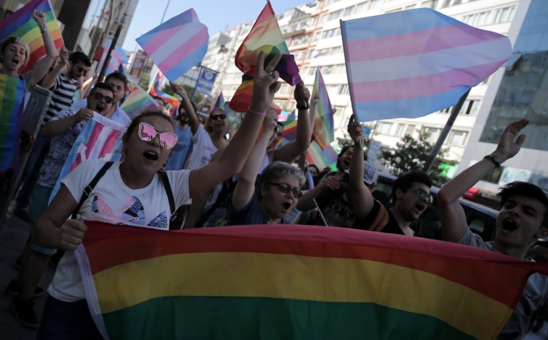 © Reuters. Ativistas de direitos para LGBTs entoam palavras de ordem enquanto tentam se reunir para parada de orgulho em Istambul, na Turquia