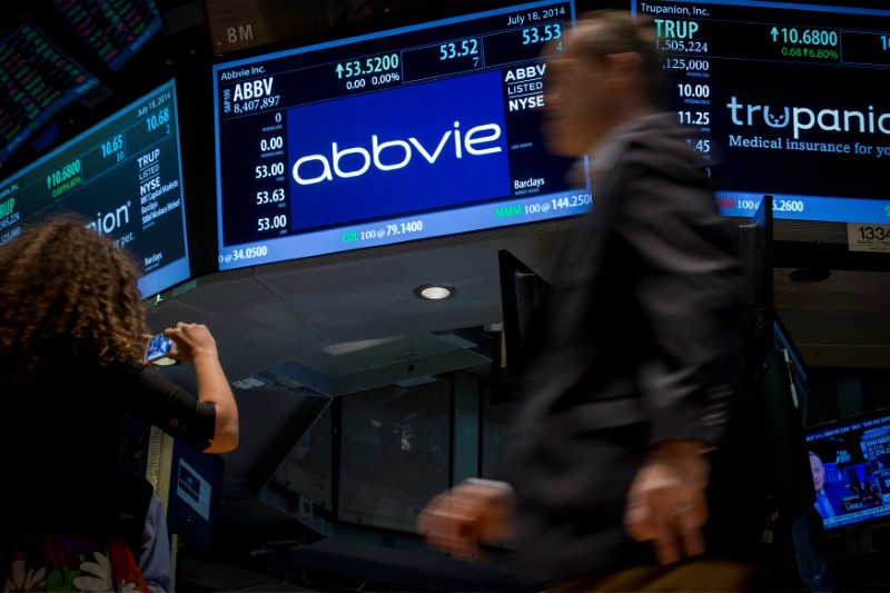 © Reuters. FILE PHOTO: A screen displays the share price for pharmaceutical maker AbbVie on the floor of the New York Stock Exchange