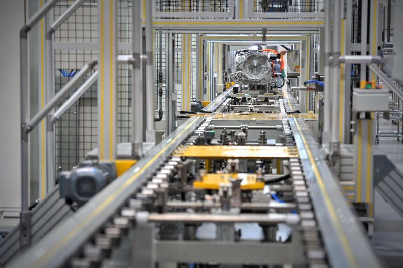 © Reuters. View of an assembly line producing hybrid vehicle components at the newly launched factory of China Hybrid System (CHS) in Foshan